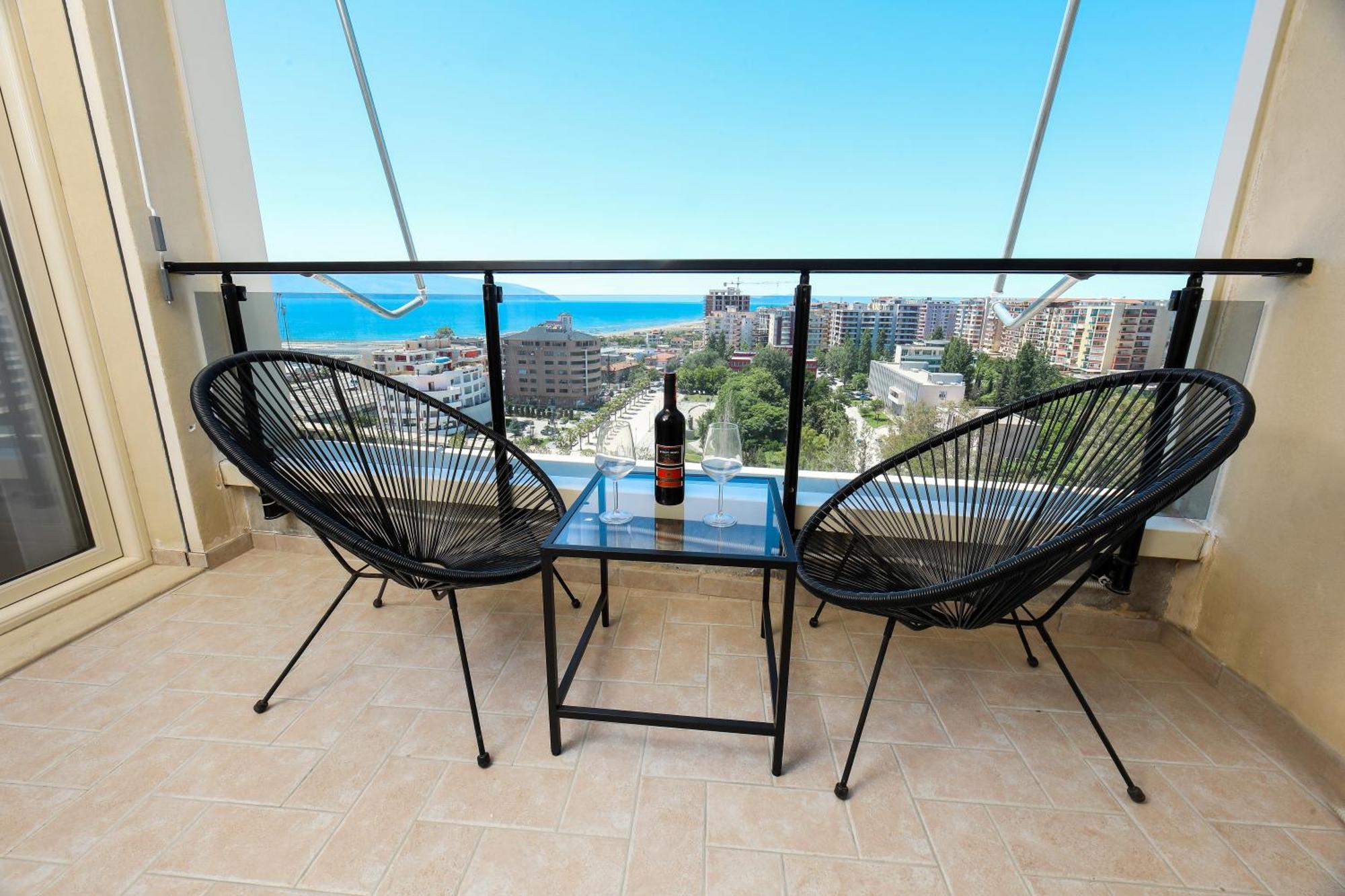 Bay View Balcony- Luxury With Free Parking *